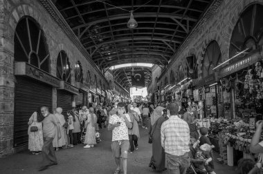 BURSA, TURKEY. 15 Ağustos 2021 'de. Bir Türk pazarına bak. Etrafta bir sürü insan dolaşıyor. Türk alışverişi