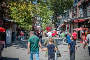 BURSA, TURKEY. 15 Ağustos 2021 'de. Sokak manzaralı, meydanda bir sürü insan var..