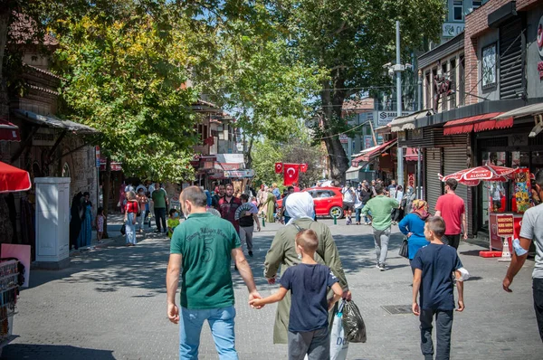 BURSA, TURKEY. 15 Ağustos 2021 'de. Sokak manzaralı, meydanda bir sürü insan var..