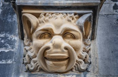 ACHEN, ALMANLIK. Ekim, 04, 2020. Belediye Binası Şarlman Rathaus. Dış cephedeki efsanevi yaratıkların heykelleri.