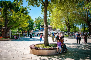 BURSA, TURKEY. 15 Ağustos 2021 'de. Sokak manzarası, meydanda bir sürü insan var. Şehirde yaz.