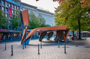 ACHEN, ALMANLIK. Ekim, 04, 2020. Holzgraben Meydanı 'ndaki Klenkes Heykeli' nin yanındaki metal anıt