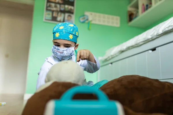 Małe Dziecko Przebrane Lekarza Chirurga Maskę Leczące Wypchaną Małpę Bawiące — Zdjęcie stockowe