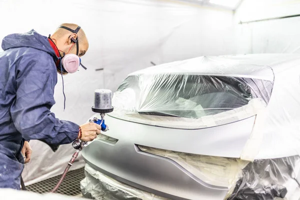 Giovane Pittore Auto Maschile Adulto Dipingendo Auto Nella Cabina Verniciatura — Foto Stock