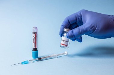 Bir hemşire enfekte olmuş bir insan için Coronavirus aşısı hazırlıyor. Pembe arka plan. Yüksek açı.