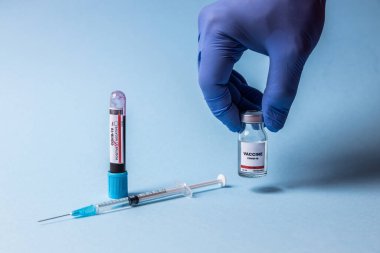 Bir hemşire enfekte olmuş bir insan için Coronavirus aşısı hazırlıyor. Pembe arka plan. Yüksek açı.