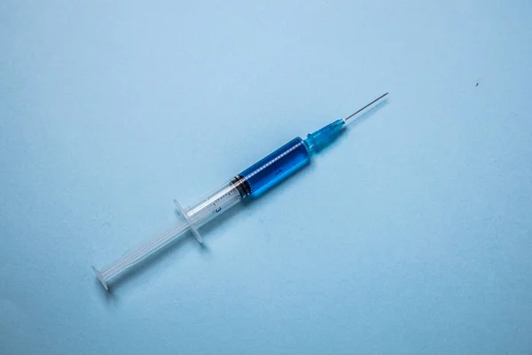 Close Syringes Sharp Needles Blue Background — Stock Photo, Image