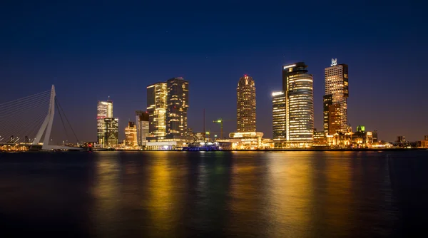 Rotterdam wilhelmina Pier bei Nacht — Stockfoto