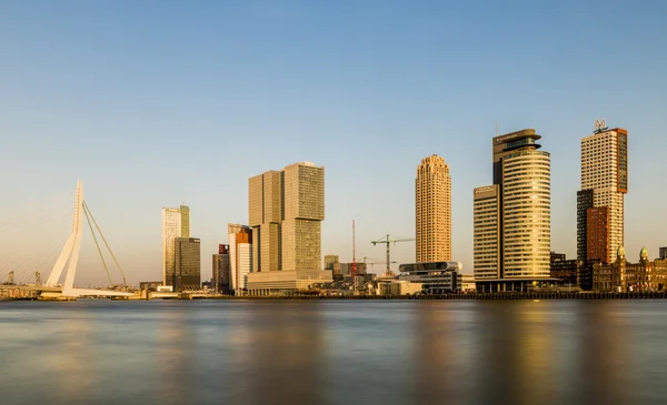 Rotterdam Wilhelminapier met Bridge avondlicht — Stockfoto