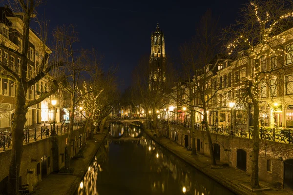 Utrecht på natten Oude Gracht och kyrkan — Stockfoto