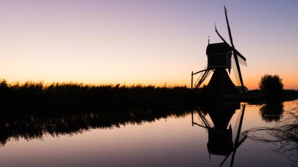 Tijdverloop van de zonsopgang bij de molen van Groot-Ammers — Stockvideo