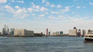 Nieuwe Maas ve gemilerle Rotterdam'da zaman atlamalı.