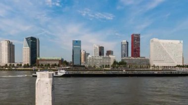 Nieuwe Maas ve Binalar ile Rotterdam zaman atlamalı.