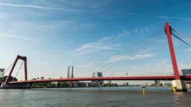Rotterdam'daki Nieuwe Maas'ta gemilerin zaman atlamalı