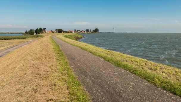 Caducidad de los ciclistas en el dique — Vídeos de Stock