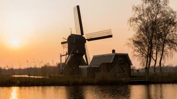 Time-lapse van zonsondergang molen in Woerdens Verlaat — Stockvideo