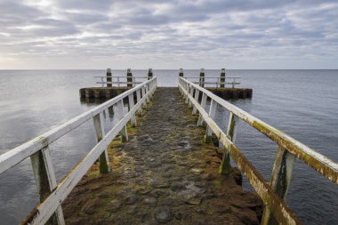 Afsluitdijk iskele direkleri ve bulutlar