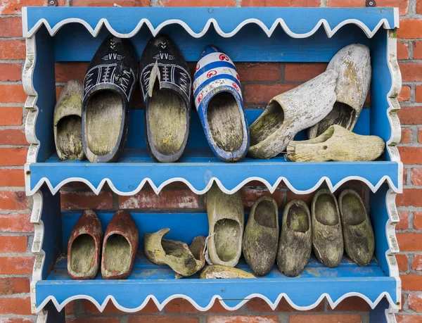 Zapatos de madera en rack —  Fotos de Stock