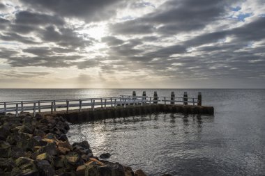 Afsluitdijk iskelesi ve gündoğumu