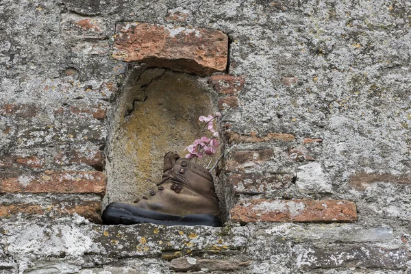 Stará bota ve výklenku ve zdi, Itálie — Stock fotografie