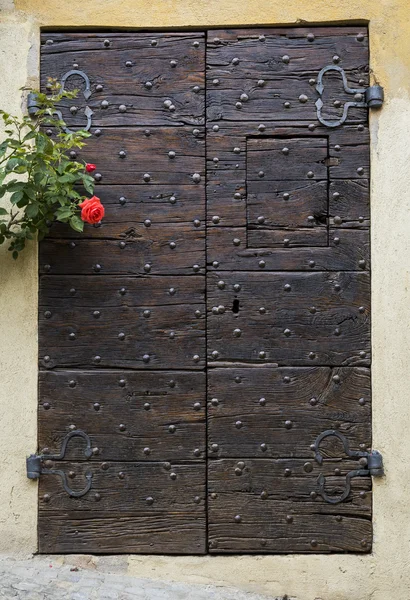 Puerta de madera vieja con rosa —  Fotos de Stock