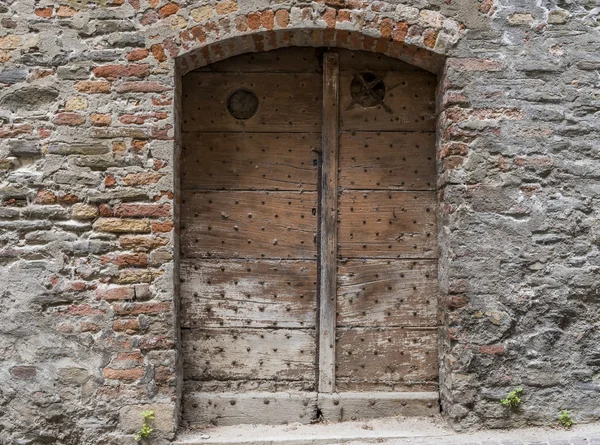 Oude houten deur in Neive Piemonte — Stockfoto