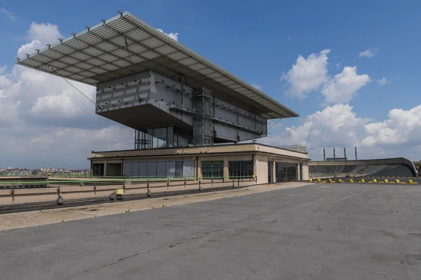 Střecha budovy Lingotto s budováním Renzo Paino — Stock fotografie