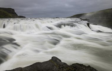 İzlanda'daki Dağları ile Gullfoss şelale