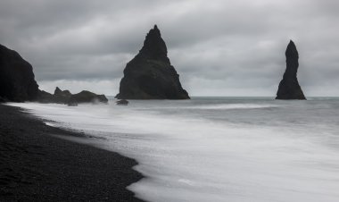 Reynisfjara siyah kum Beachwit kayalar