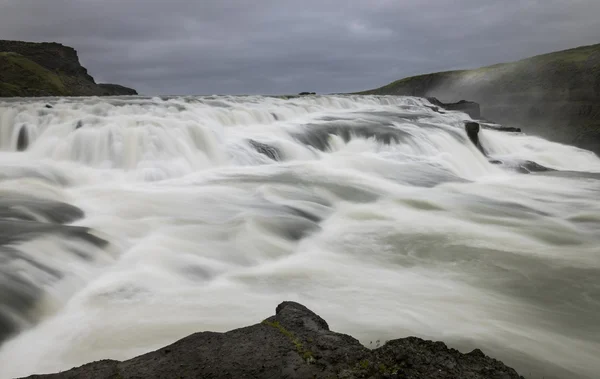 Cascada Gullfoss con montañas en Islandia —  Fotos de Stock