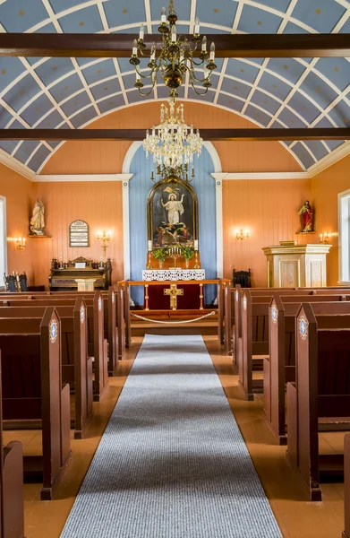 Interieur van Strandkirkja met bankjes IJsland — Stockfoto