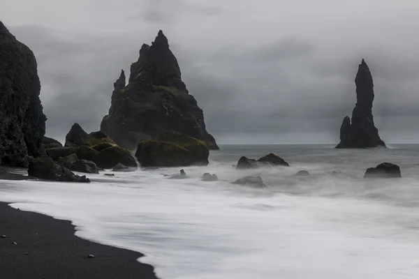 Reynisfjara playa de arena negra —  Fotos de Stock