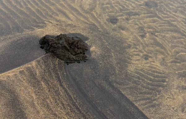 Вулканічний камінь і пісок Візерунки з водою — стокове фото