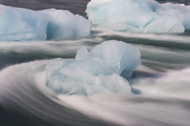 Buz blokları akan nehir, İzlanda