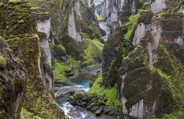 Fjadrargljufur Canyon och floden, Island — Stockfoto