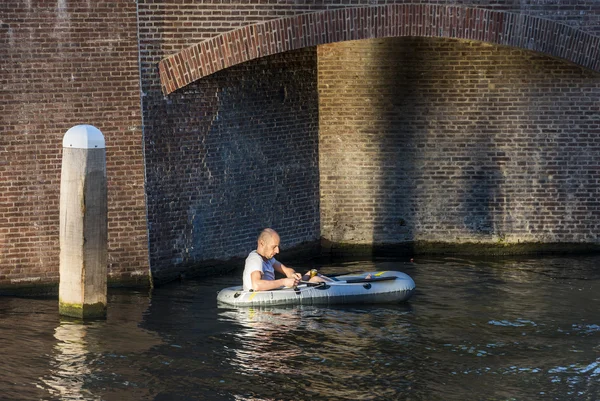 Man at Rubber Boat Mission, Utrecht, Países Bajos —  Fotos de Stock