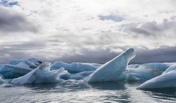 Muitos blocos de gelo e nuvens no lago Jokulsarlon, Islândia — Fotografia de Stock