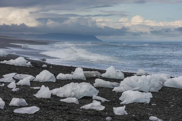 Vele ijsblokken op het strand, IJsland — Stockfoto