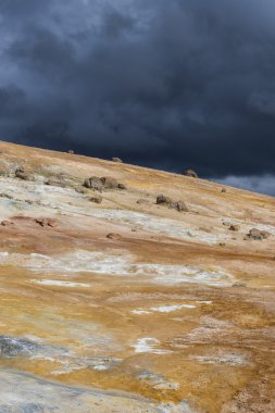 Kara bulutlar ile jeotermal manzara Krafla, İzlanda