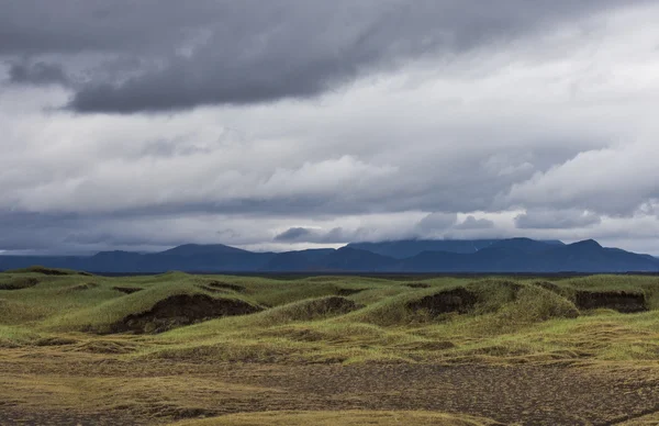 Paisaje volcánico verde negro Islandia —  Fotos de Stock