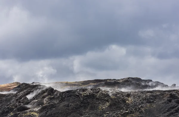 Svart jord och ånga av geotermiska landskap Krafla, Island — Stockfoto