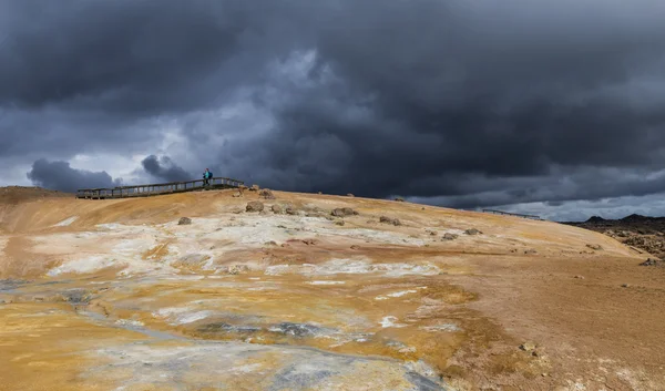 Paisagem geotérmica Krafla na Islândia com turistas — Fotografia de Stock