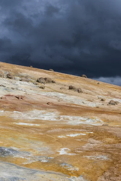 Paisagem geotérmica Krafla, Islândia com nuvens escuras — Fotografia de Stock