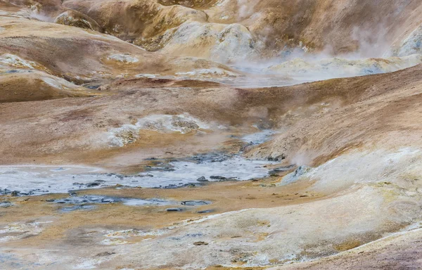 Red Ground ad água quente da paisagem geotérmica Krafla, Islândia — Fotografia de Stock