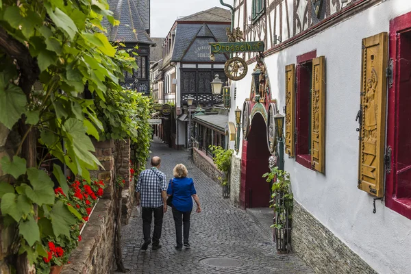 Rudesheim Drosselgasse con dos personas — Foto de Stock