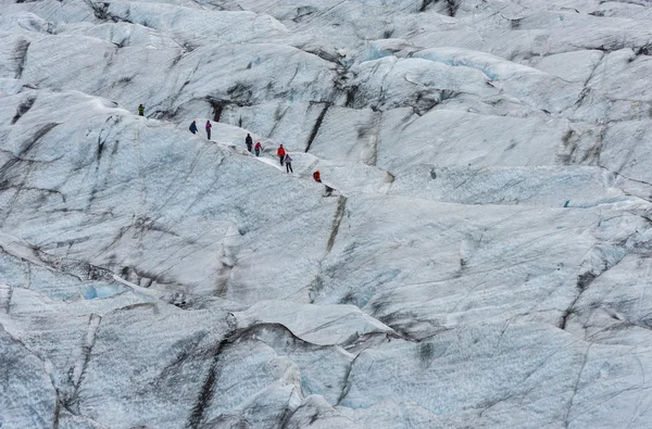 Skaftafellsjokull Gletscher mit Wanderern, Island — Stockfoto