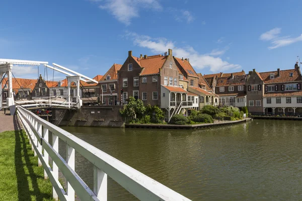 Oude huizen Enkhuizen met loting bridge — Stockfoto