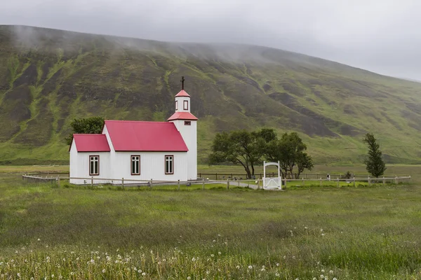 Iglesia con Montaña en Islandia — Foto de Stock