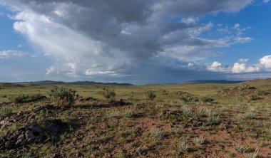 Moğolistan 'daki Moğol Merdivenleri ve Dağları Mavi gökyüzünde bulutlar.