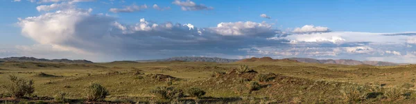 Mongolische Steppen Und Berge Der Mongolei Mit Wolken Blauen Himmel — Stockfoto